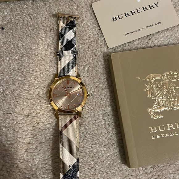 Real Burberry watch in gold with leather printed strap. - Picture 1 of 7